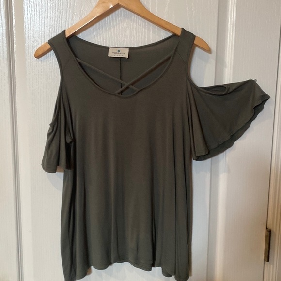 Threads studio Sz M cold shoulder Flutter sleeve top - Picture 1 of 4